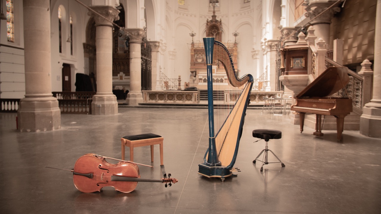 Violoncelle et harpe posés dans l'église